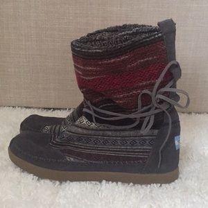 BRAND NEW! NEVER WORN! TOMS winter lace up booties